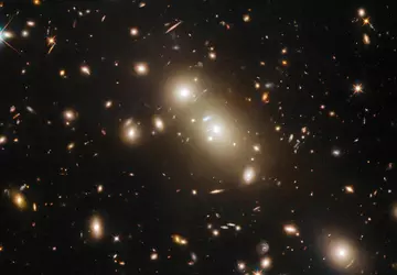 Hubble heeft een enorme cluster van ...