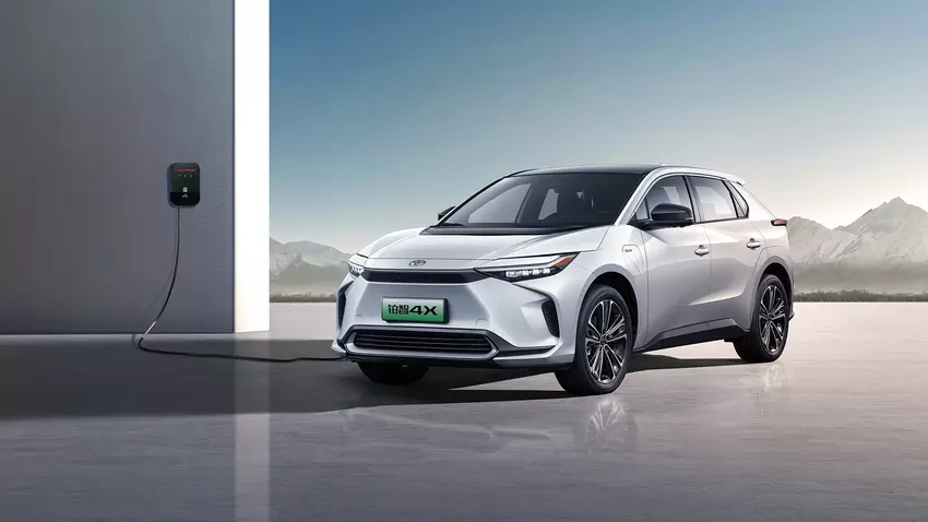 Toyota heeft de Bozhi 4X onthuld: een elektrische crossover met een bereik tot 615 km, voor $25.500+.