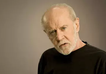 De familieleden van George Carlin klagen ...