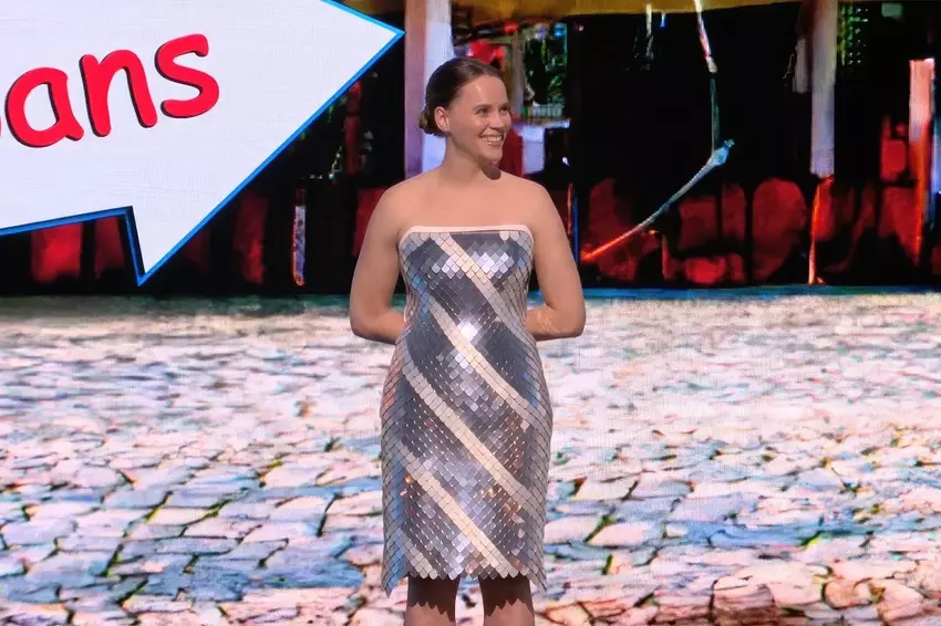 Adobe heeft een interactieve jurk onthuld gemaakt van flexibele textieldisplays die van kleur en patroon kunnen veranderen