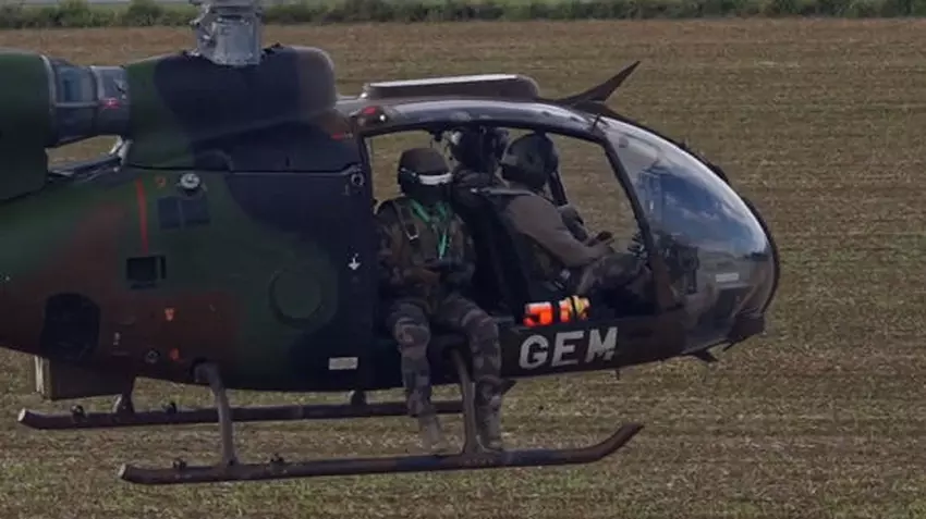 Soldaten van het Franse 3e helikopterregiment oefenen met drones