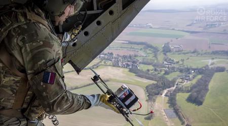 Volgend Frankrijk: Groot-Brittannië test FPV-drones vanuit Chinook-helikopter
