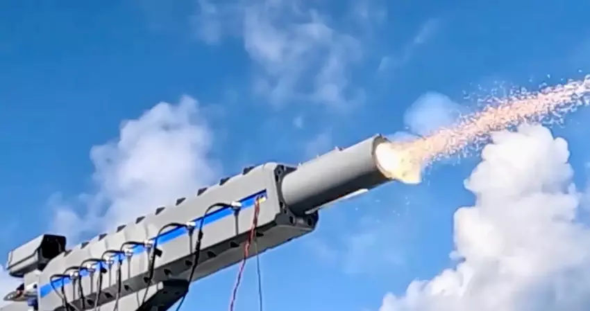 Japan heeft als eerste land ter wereld een elektromagnetisch railgun op een schip getest - het kanon kan een 40 mm projectiel versnellen tot 2,23 km/sec.