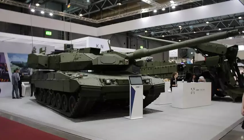 KMW onthult eerste demonstratie van hypermoderne Leopard 2A8 tank ter waarde van meer dan 30 miljoen dollar