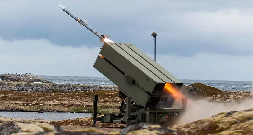 NASAMS luchtverdedigingssysteem met AIM-120 AMRAAM raketten schiet meer dan 90% van de luchtdreigingen neer die Oekraïne aanvallen