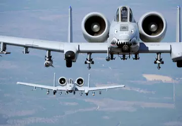 10 A-10C Thunderbolt II vliegtuigen arriveren ...