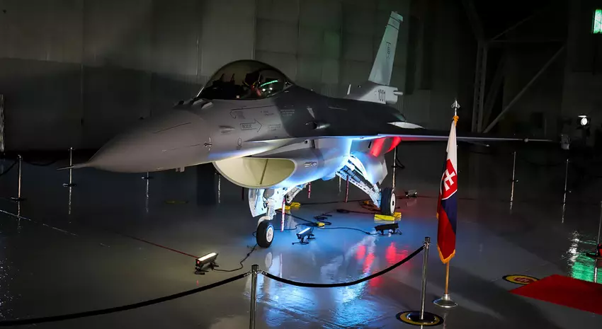 Lockheed Martin heeft het eerste gemoderniseerde F-16 Block 70-gevechtsvliegtuig van de vierde generatie voor de Slowaakse luchtmacht onthuld.