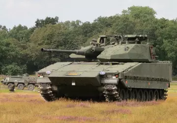 Zweedse CV90 infanteriegevechtsvoertuigen op weg naar ...
