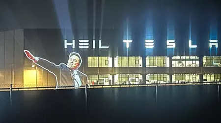 Musk's Hitlergroet werd getoond met een projector op de gevel van de Gigafactory Berlijn-Brandenburg fabriek