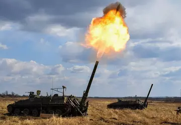 FPV drone vernietigde een Russische 2S4 ...