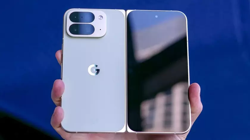 Google Pixel 10 Pro opvouwbare telefoon in boekstijl