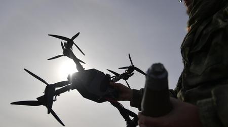 Spectaculaire video: Oekraïense FPV-drones versloegen een colonne Russisch materieel in het grensgebied van de Koersk-regio