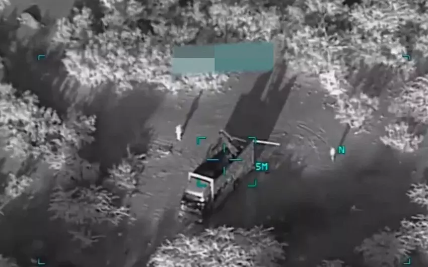 Houthi-werper voordat hij werd geraakt