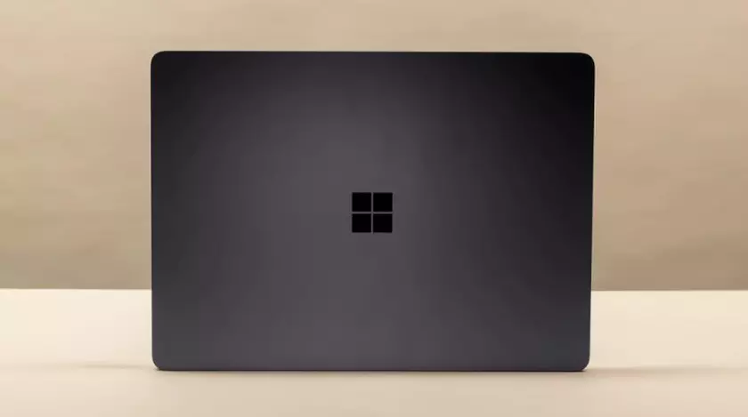  Microsoft Surface Laptop 7 (13,8″) AI-computer op apparaat