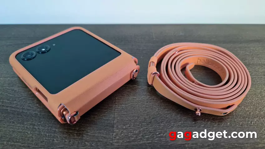 De RAZR 50 wordt geleverd met een hoesje en een sleutelkoord in de kleur van de smartphone. Afbeelding: gagadget