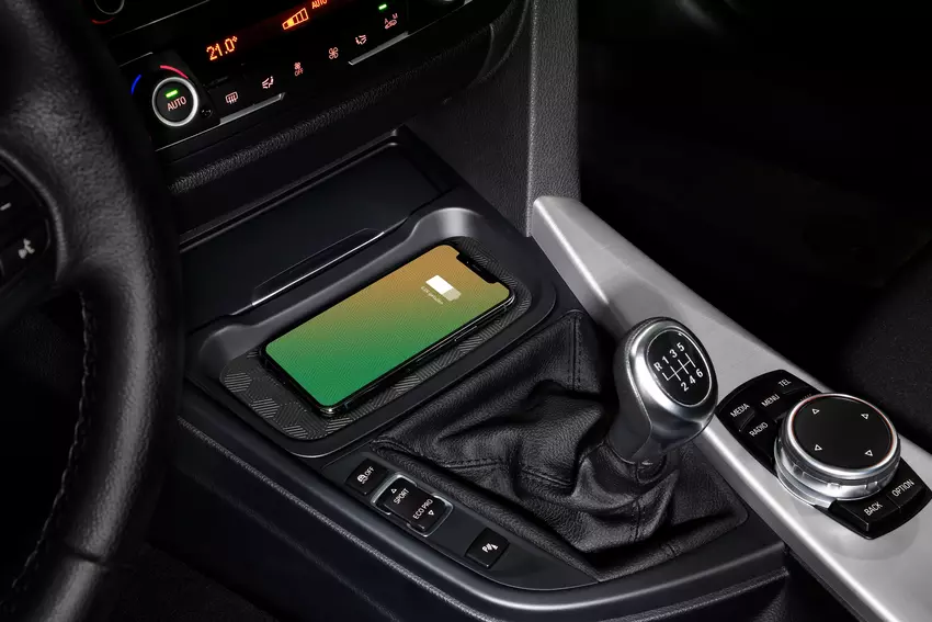 Een ander probleem: draadloos opladen in BMW auto's schakelt de NFC-chip uit zodat Apple Pay in de iPhone 15 niet werkt.