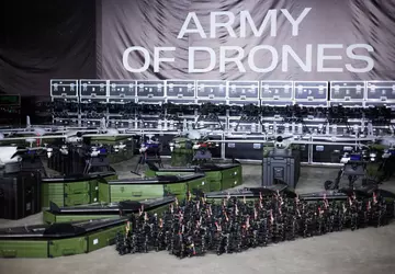 "Army of Drones' overhandigde 2.000 drones ...