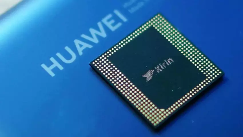 De aangepaste Kirin 9000-chip scoorde in Geekbench op hetzelfde niveau als de Snapdragon 865 van vier jaar geleden.