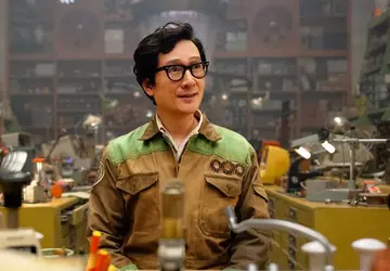 Ke Huy Quan uit Loki speelt ...