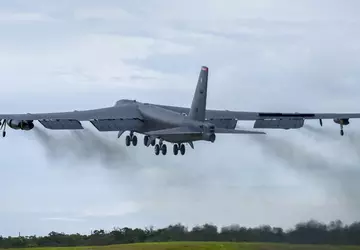 Een Chinese J-11 straaljager vloog binnen ...