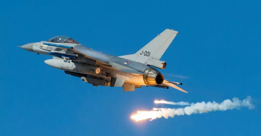 Twee Oekraïense piloten zijn getest door Amerikaanse instructeurs - ze kunnen de F-16 Fighting Falcon in 4 maanden onder de knie krijgen, met de nadruk op wapengebruik