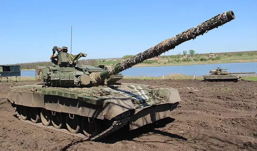 FPV drone bracht voorzichtig explosieven naar het open luik van een T-80BV en vernietigde een Russische tank