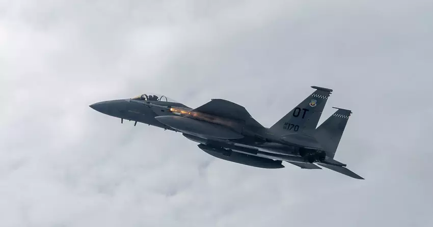 De F-15C Eagle lanceerde eerst de nieuwste AIM-120C-8 AMRAAM-raket met een maximaal lanceerbereik van 180 kilometer.