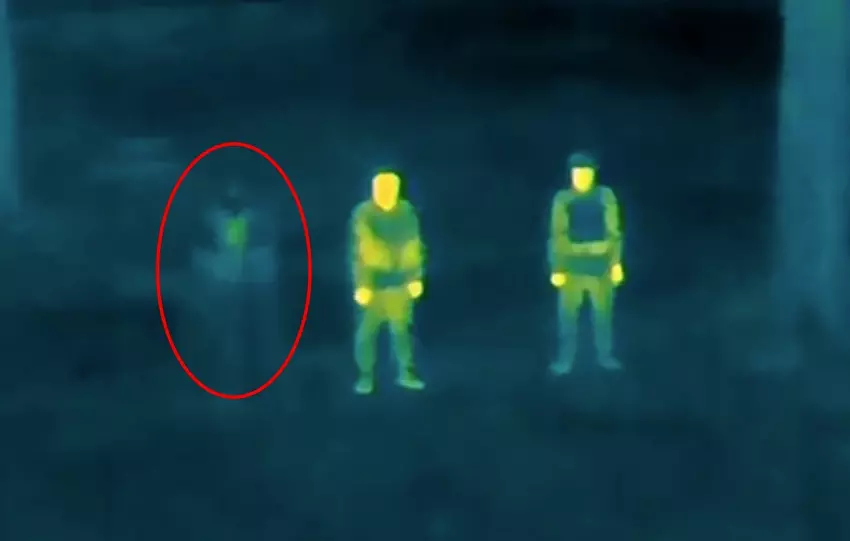 Oekraïne heeft een onzichtbaarheidsmantel voor de defensiemacht gemaakt, die 2,5 kg weegt en niet zichtbaar is op de warmtebeeldcamera.