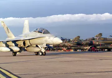 Een F/A-18D Hornet-gevechtsvliegtuig van het Amerikaanse ...