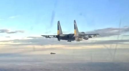Unieke beelden: Oekraïense Su-27 gevechtsvliegtuigen lanceren Franse AASM-250 Hammer bommen en Amerikaanse AGM-88 HARMS raketten
