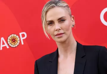 Oscar winnares Charlize Theron voegt zich ...