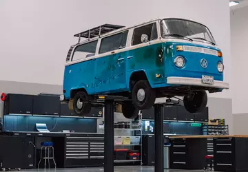 Volkswagen herstelt een oudere T2 die ...