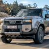 Toyota Land Cruiser J250 tegen de achtergrond van de natuur