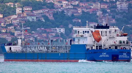 Een maritieme drone met 450 kg TNT heeft een SIG-olietanker geramd die het Russische leger van brandstof voorziet.
