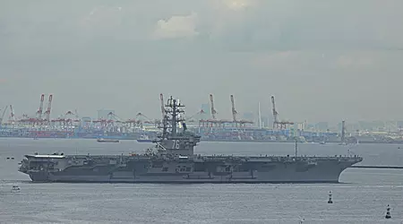 Het vliegdekschip USS Ronald Raegan kon Japan bij de zevende poging verlaten samen met de raketkruiser USS Antietam