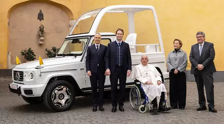 Mercedes-Benz overhandigde de elektrische "papamobiel" G-Klasse aan paus Franciscus