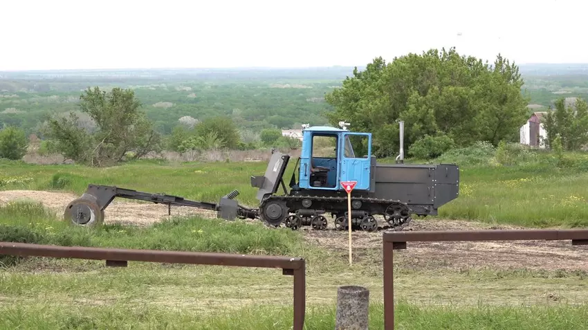 Oekraïense deskundigen hebben een ontmijningsdrone van 130.000 dollar ontwikkeld op basis van een tractor en tankuitrusting.