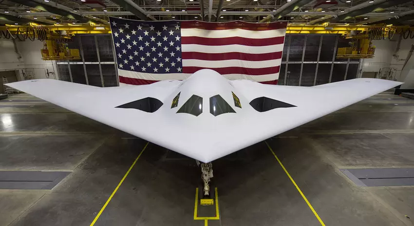Northrop Grumman heeft de volgende generatie B-21 Raider nucleaire bommenwerper voor het eerst opgestart en is een stap dichter bij de eerste vlucht.