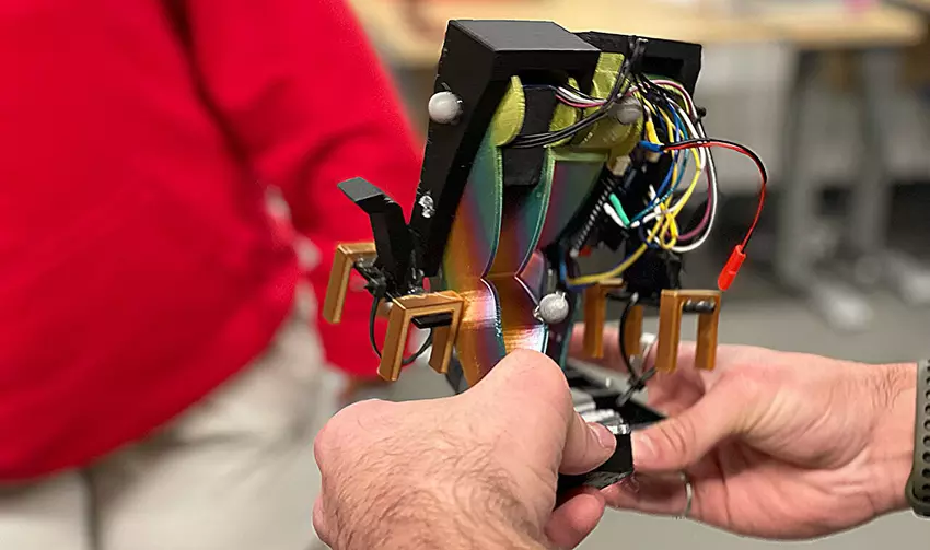 Mugatu: de eerste bestuurde tweevoetige robot met een enkele motor, ontwikkelaars willen zijn formaat verkleinen tot LEGO