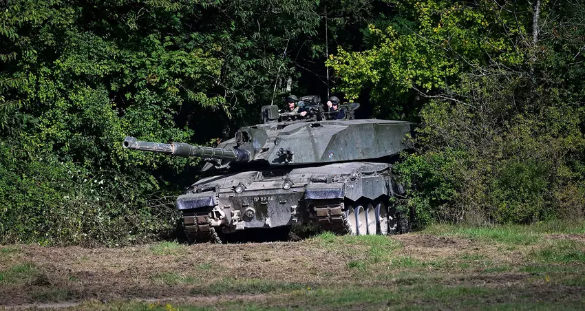 Oekraïense strijdkrachten tonen Britse Challenger 2 tank tijdens oefening