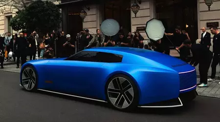 Je kunt er eindeloos naar kijken: de Jaguar Type 00 luxe concept car in ultramarijn heeft de Paris Fashion Week opgeluisterd.