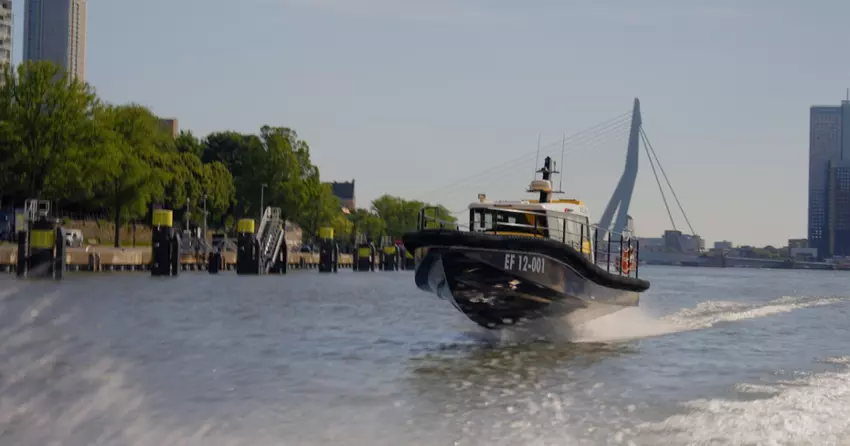 Haven van Rotterdam lanceerde elektrisch schip op hydrofoils