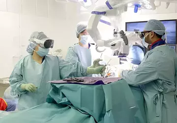 Chirurgen voeren de eerste operatie in ...