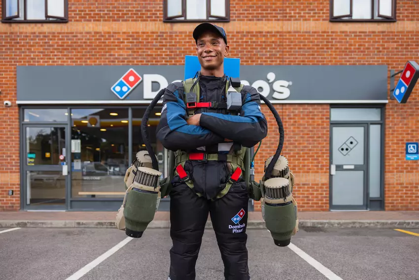 Raketman: Domino's Pizza heeft zijn allereerste jetpak gebruikt om pizza's door de lucht te bezorgen