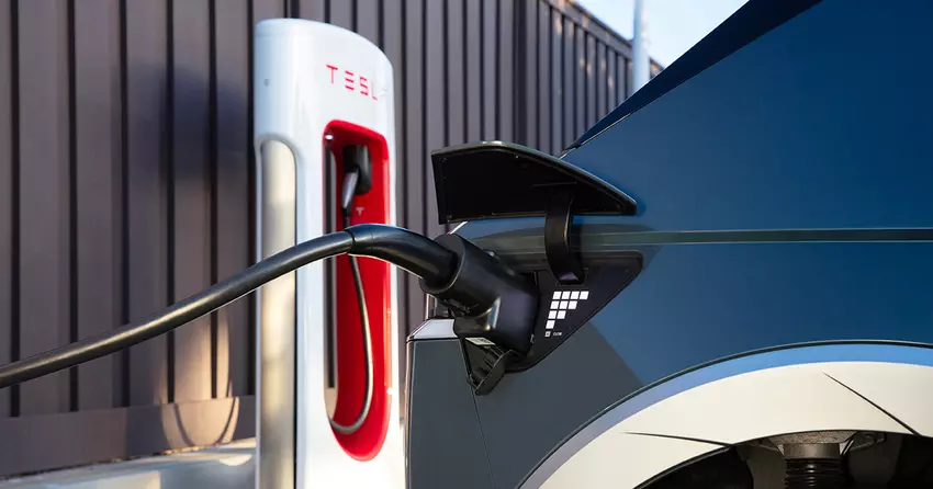 Een Hyundai Ioniq 5 Limited 2025 auto aangesloten op een Tesla Supercharger station in Bewleton