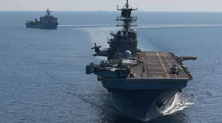 De VS laat de amfibische aanvalsschepen USS Carter Hall en USS Bataan achter in de Rode Zee, samen met drie geleide raketvernietigers van de Arleigh Burke-klasse.