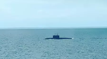 Finse bewoners op 100 kilometer van Helsinki hebben een Russische Kilo-klasse onderzeeër met Kalibr kruisraketten gefotografeerd.
