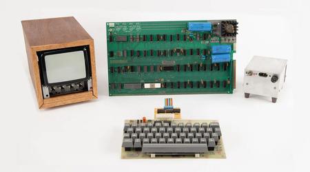 Een werkend exemplaar van de Apple-1 met een handleiding met handgeschreven notities van Steve Jobs en Steve Wozniak is op een veiling verkocht voor 375.000 dollar.
