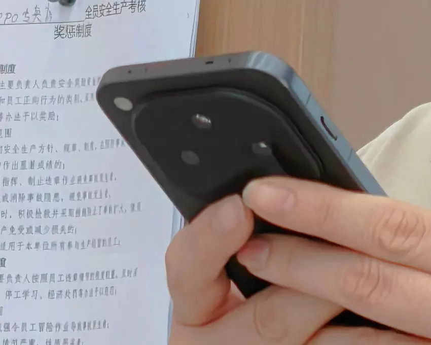 OPPO Find X8 verscheen voor het eerst op een foto met een behuizing zoals de iPhone 15 en Pixel 9