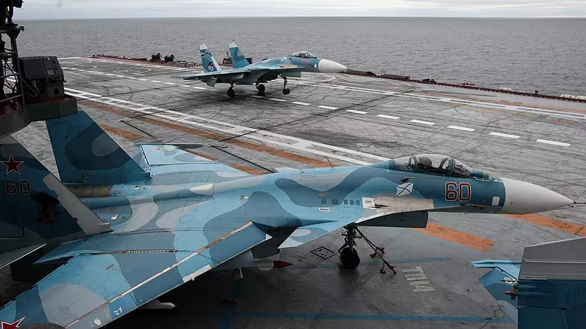 De Russen hebben voor het eerst op video een Su-33 gevechtsvliegtuig getoond, seconden nadat het was neergestort in de Middellandse Zee tijdens een poging om te landen op het vliegdekschip Admiral Kuznetsov.